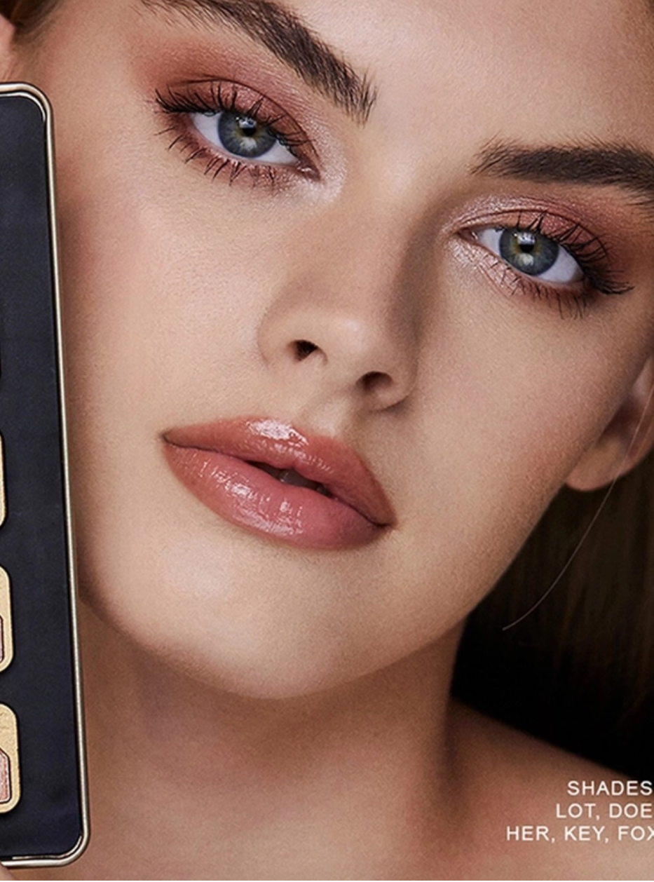 Image of a female wearing the Hourglass Curator Eyeshadow.