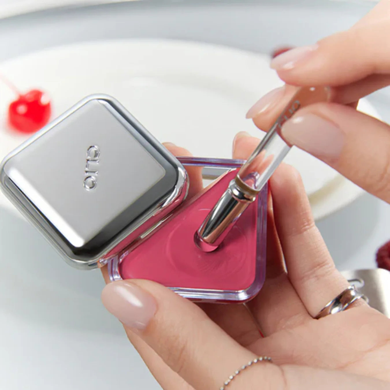 CLIO Essential Lipcheek Tap 4.5g for buildable colour and seamless blending across lips and cheeks