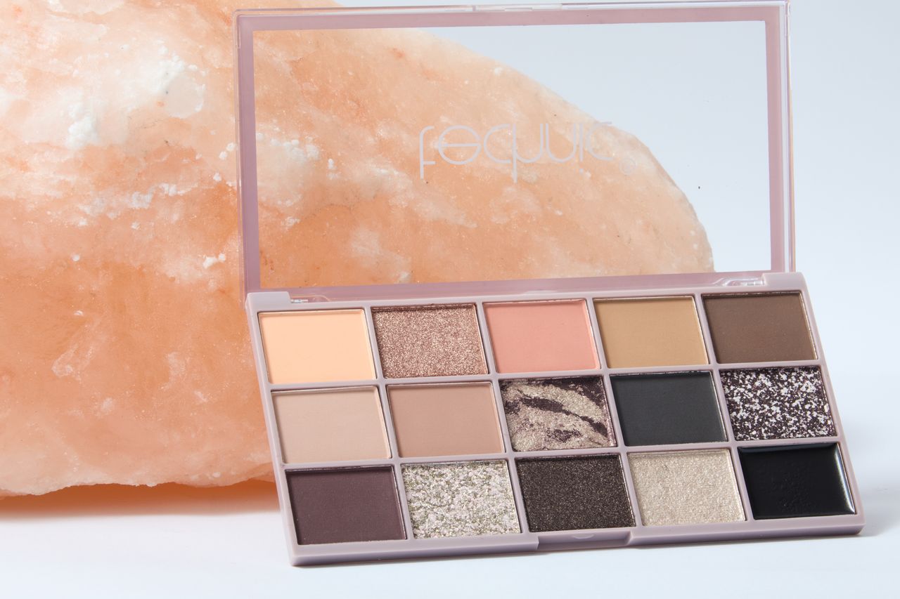 Technic Smokey Quartz 30g palette with neutral shades for versatile day to night eye looks