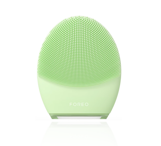 LUNA 4 a Green silicone facial cleansing brush with FOREO branding on a white background for combination skin 