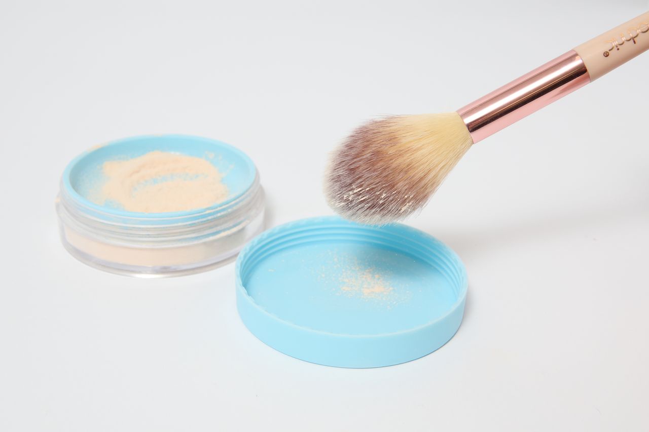 Technic Hydra Set and Blur 10g fine loose powder for smooth application blurring texture and soft focus skin finish